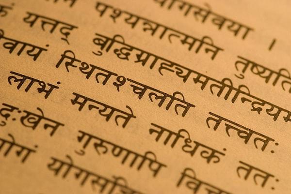 9. Sanskritçe'de aşkı ifade etmek için 96 kelime var, Antik Persçe'de 80 ve İngilizce'de ise sadece bir.
