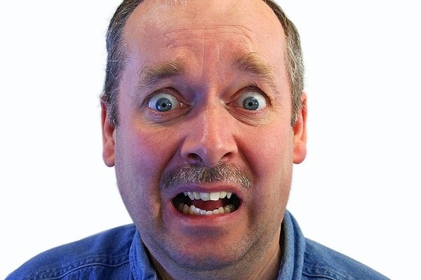 9. Что написано на лице у этого бедняги?