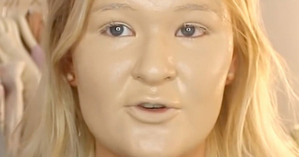 5. Затем её примеру последовала бьюти-блогер из Швеции Josefin Lillakas. Девушка нанесла на лицо сто слоев тонального крема.