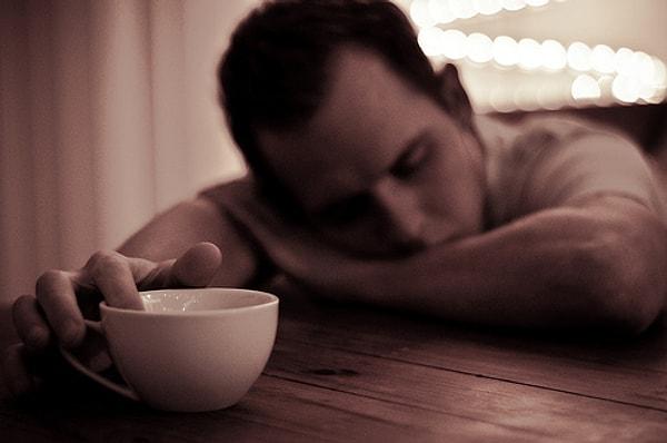 6. Akşam saatlerinde tükettiğiniz kafein uykunuzu yaklaşık 40 dakika kadar geciktirir.