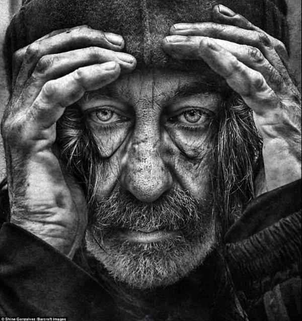 Paul, Brighton sokaklarında yaşayan bir evsiz. Sokaklarda geçirdiği en zor günlerden biri ise gece yakalandığı korkunç hipotermi.