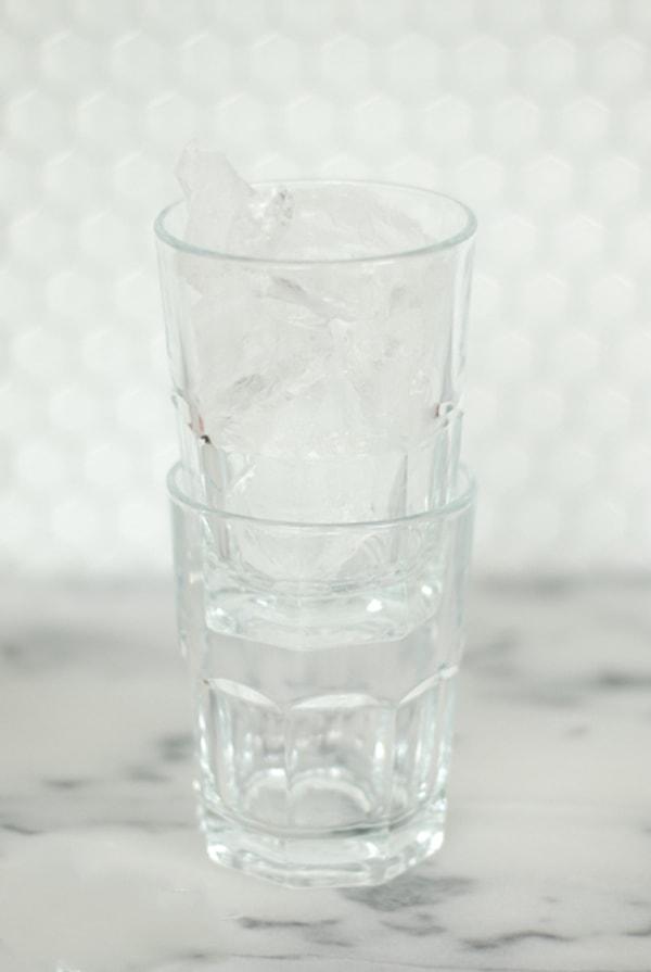 9. Üst üste koyduğunuz bardaklar yapışıp çıkmıyorsa bir leğenin içerisine koyun. Üstteki bardağın içerisine buz koyup leğenin içerisine yavaş yavaş sıcak su koyun. Bardakların kolayca çıktığını göreceksiniz.