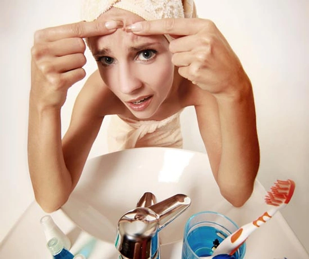 Давить при нем прыщики или расчесывать их до крови