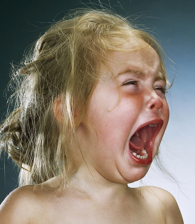 Устраивать ужасную истерику с соплями, слезами и криками