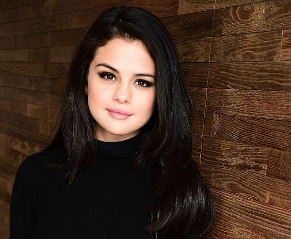 13. Selena Gomez, lupus hastalığı teşhisi sonrası yaşadığı depresyon ve anksiyete nedeniyle dünya turnesini iptal etti.
