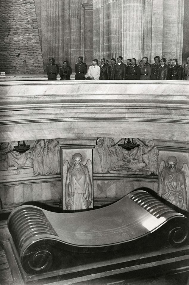 15. Adolf Hitler, Paris'teki Les Invalides'te yer alan Napolyon'un mezarında, 1940.