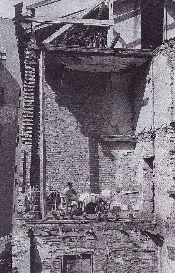 17. 2. Dünya Savaşı sonrası evin salonunu balkon olarak bir kadın, Berlin, 1946.