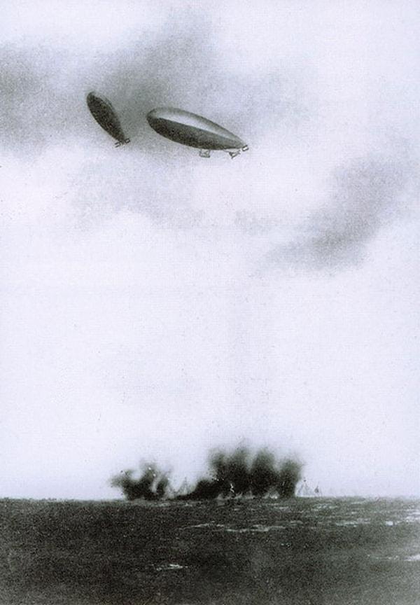 26. Trablusgarp Savaşı sırasında İtalyan zeplinler Türk mevzilerini bombalarken, 1911-12.