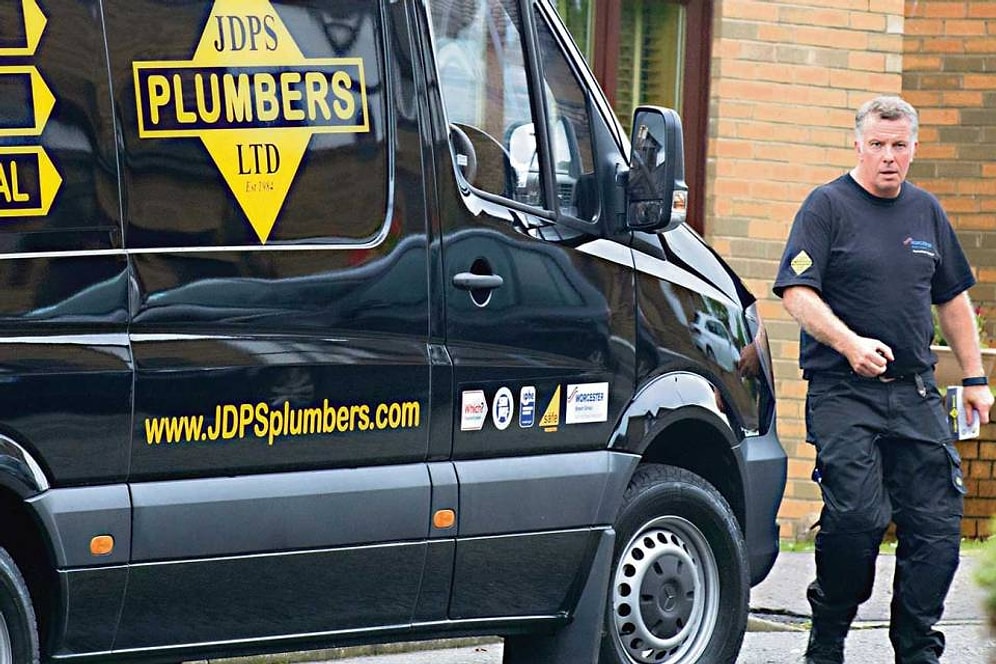 Müşterilerini Yüzüstü Bırakmak İstemeyen Milyoner Su Tesisatı İşine Geri Döndü!