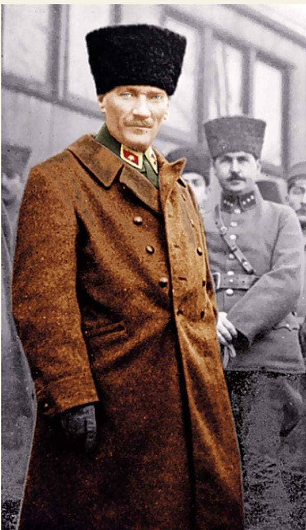 1. Köşe yazısının kenarında Atatürk'ün renklendirilmiş bir fotoğrafı yer alıyor.