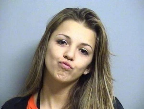 21. Eski sevgilisini, yeni sevgilisiyle görüp saldırdığı için tutuklandı.