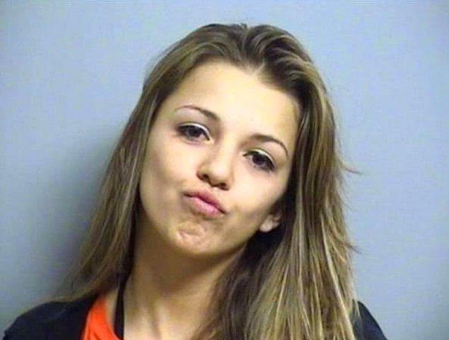 21. Eski sevgilisini, yeni sevgilisiyle görüp saldırdığı için tutuklandı.