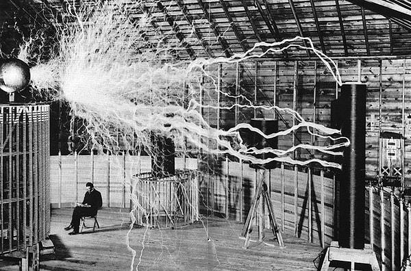1. Nikola Tesla'nın laboratuvarı ve ölümünden çok sonra HAARP'la ilişkilendirilen Manyetik Göndermeç'i
