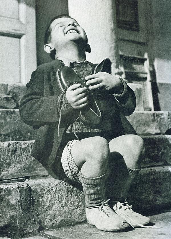 2. II. Dünya Savaşının ardından yeni ayakkabılarına kavuşan Avusturyalı çocuk