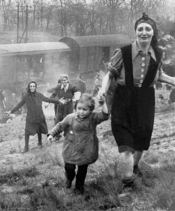 5. Nazilerin Ölüm Treni'nden kurtarılan Yahudi esirler | 1945
