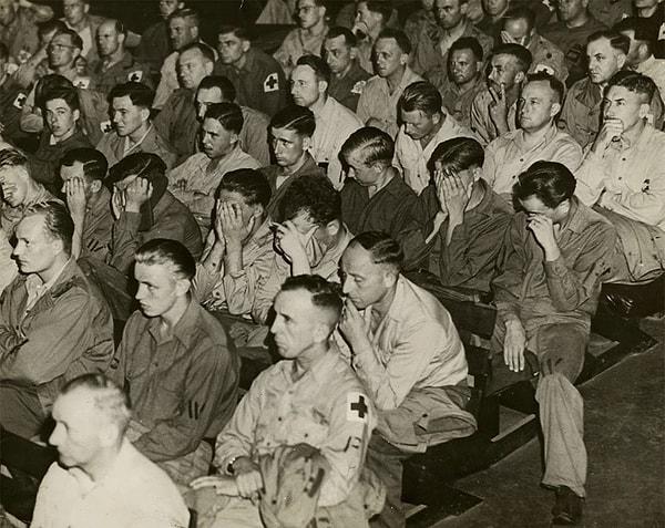 11. Alman askerlerin savaş sonrası müttefik birliklerince kendilerine izletilen "toplama kampı" görüntülerini izlerken verdiği tepkiler | 1945
