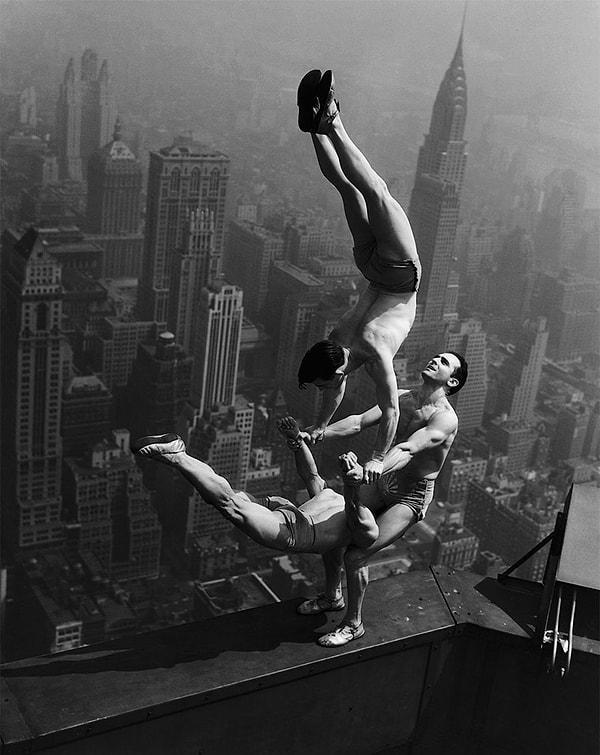 13. Empire State binasının çatısında dengede durmaya çalışan akrobatlar | 1934