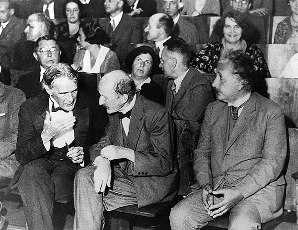 31. Robert Williams Wood, Max Planck ve Albert Einstein Berlin'de düzenlenen Fizik Kongresi'ni ön sıralardan takip ederken | 1931
