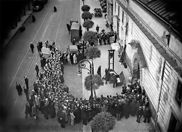 39. Giyotinle gerçekleştirilecek son idamı izlemek için sırada bekleyen insanlar | 1939