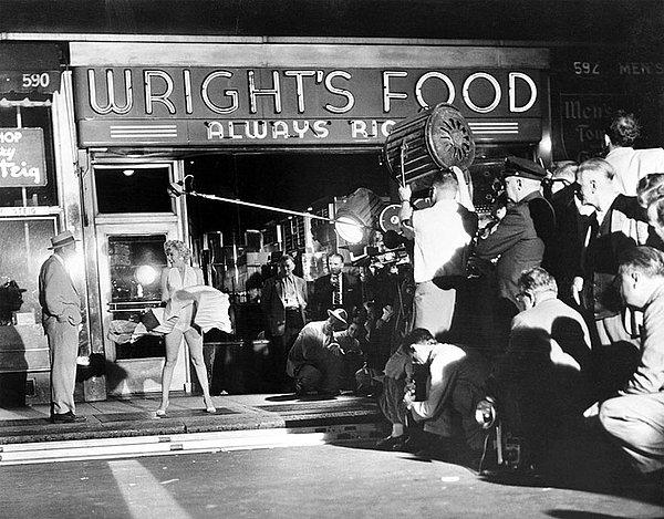 36. Marily Monroe, Yaz Bekarı Adıyla Türkçe'ye Çevrilen Filmi Çekerken, New York, 1954