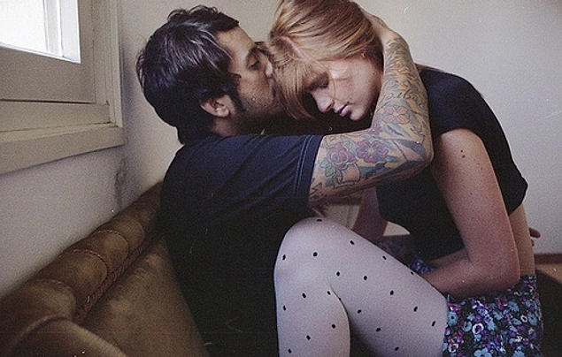 "Терпеть не могу, когда парень целует меня в голову во время секса. Бесит"