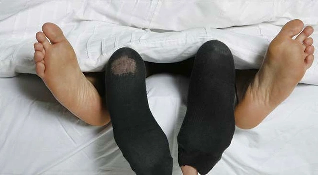 "Ненавижу, когда он не снимает эти чертовы носки!"