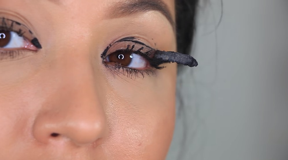 Göze 100 Kat Likit Eyeliner Sürülürse Ne Olur?