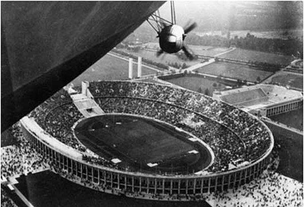 15. 1936 Olimpiyat Oyunları Sırasında Uçuş Yapan Hindenburg