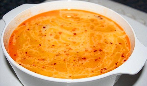 9. Yumuşak bir kıvam elde etmek için çorbalarda krema yerine patates kullanın.