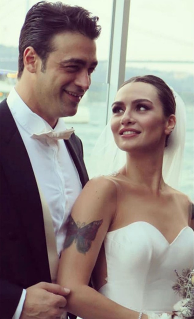 Birce Akalay, geçtiğimiz günlerde tek başına tatile çıkınca 'ayrılık' iddiaları kuvvetlenmiş, bunun üzerine Sarp Levenoğlu eşinin yanına gitmişti.