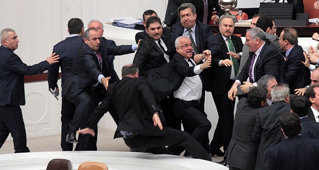 3. Erkeklerin kavga etmeden, konuşarak çözebilecekleri bir konu neredeyse yoktur.