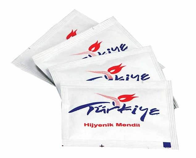 5. Bir yerde yemek yedikten sonra Islak mendil ya da kürdan gibi şeylerden fazlaca alıp çantasına atar.