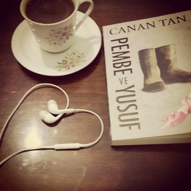 13. Kitap okurken müzik de dinlediğinizi belli eden kulaklıklar, seçkin bir okuyucu olduğunuz fikrini verecektir insanlara.