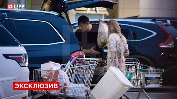 1. Буквально на днях в сеть попали фото, где Ксения и Курбан вместе покупали все необходимое для совместного быта: корзину для белья, швабру, щетку для уборки и так далее