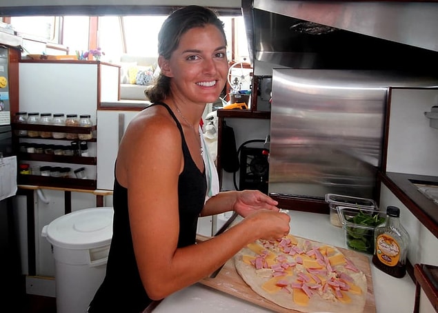 9. Tabii teknenin bir pizzacıya dönüşme sürecinden sonraki mevzu ise leziz pizzalar yapabilmeyi öğrenmek olmuş. Haliyle pizza yapmayı bilmiyorsanız pizzacı ne işe yarar?