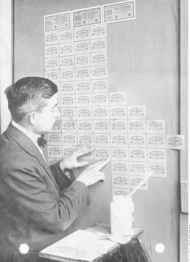 9. Almanya'da banknotların duvar kağıdı olarak kullanıldığı bir döneme ait fotoğraf.