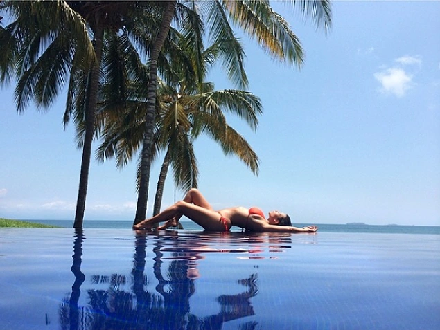 А загорает звезда, прямо лежа на воде: