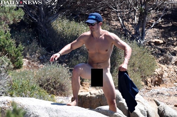 Вот только он не знал, что в это время его активно снимали вездесующие папарацци!