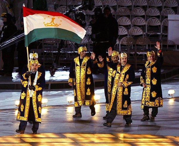 13. İlginç kıyafet ve ayakkabı kombinasyonlarıyla Tacikistan semalarından yarışmaya katılan bu kişileri de hatırlamakta fayda var.