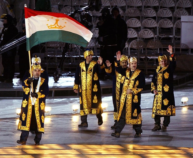 13. İlginç kıyafet ve ayakkabı kombinasyonlarıyla Tacikistan semalarından yarışmaya katılan bu kişileri de hatırlamakta fayda var.