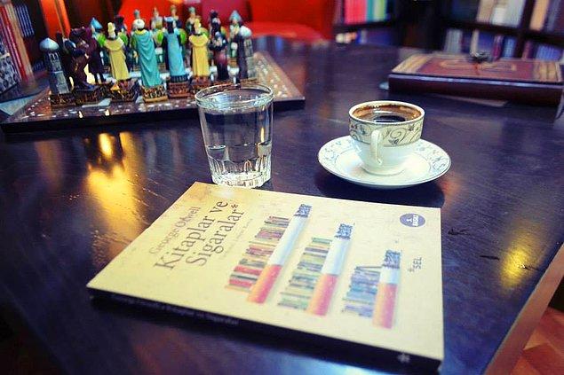 5. Herhangi bir kafede kitap okuyanların içeceklerine sponsor olmak
