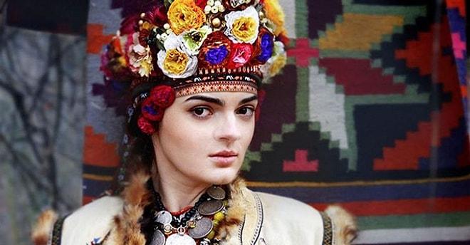 Geleneksel Ukrayna Taçlarını Giyen Kadınlar, Eski Geleneğe Yeni Anlamlar Kazandırdı