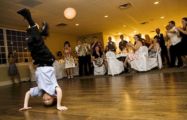 8. Этот стиляга покажет твоему новоиспеченному мужу, как надо с тобой танцевать