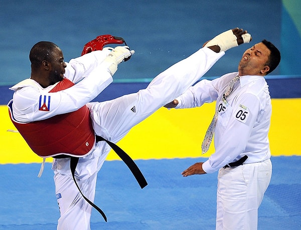 6. Разгневанный боец и рефери