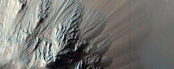 28. Mars üzerindeki en büyük kanyonun bir parçası olan Eos Chasma.