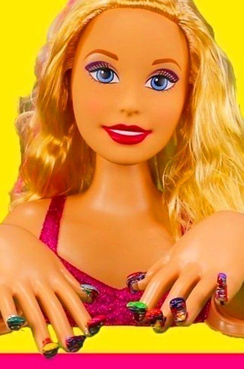 Барби красить волосы и ногти