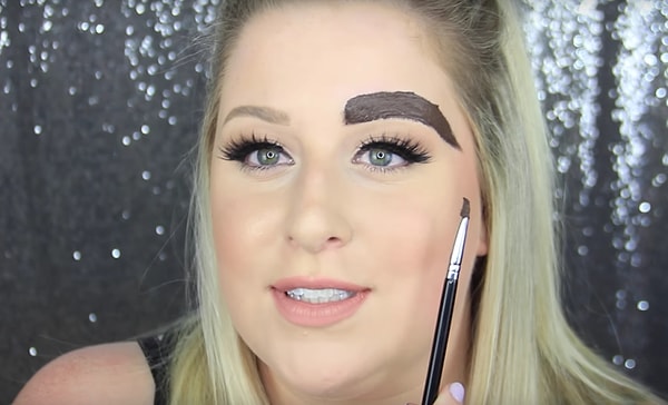 13. "Интересно, а что будет, если нанести 100 слоев краски для бровей?" Не интересно, нет?