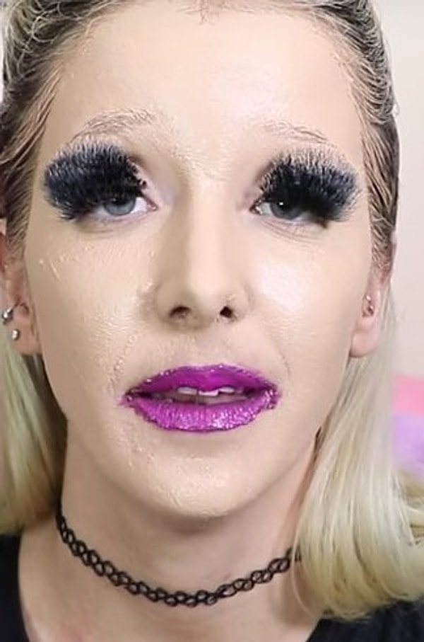 19. И абсолютная "победительница" в битве блогеров - 100 слоев блеска дл губ, 100 слоев основы, 100 слоев лака для ногтей, 100 слоев спрея для волос и бронзатора, по 50 накладных ресниц на каждый глаз