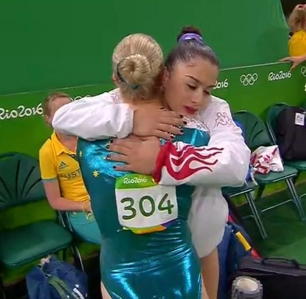 Her şeyden öte elemeler sırasında yere düşen rakibi Avustralyalı Larrissa Miller'a sarılıp, teselli etmesi hepimizi daha da çok gururlandırdı.