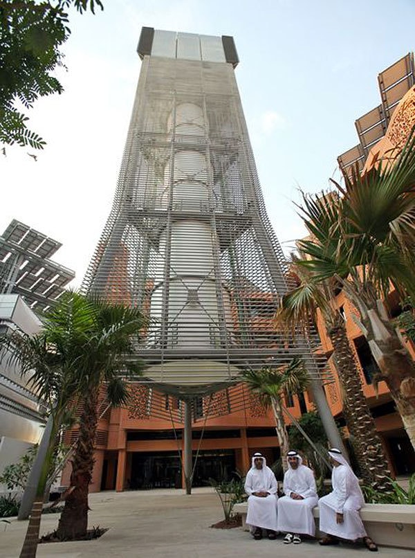 6. Улицы города решили оставить пешеходам – ведь частный транспорт там без надобности - все необходимое находится в пешей доступности.